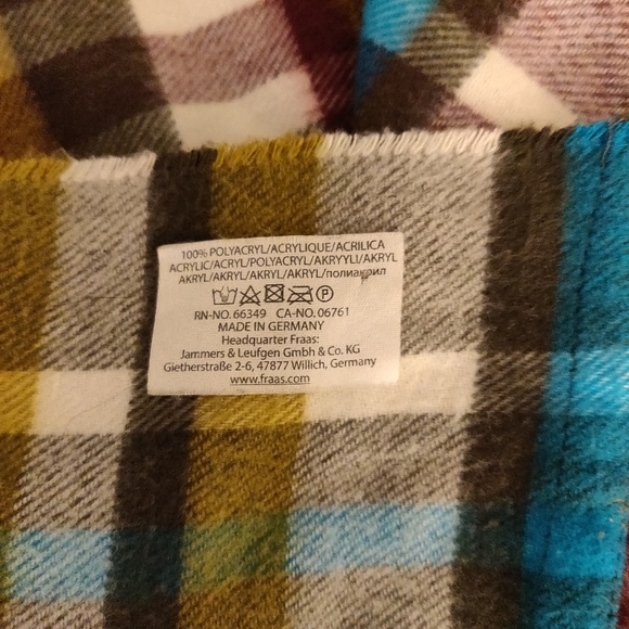 Beautiful ultra soft infinity scarf - Picture 3 of 4